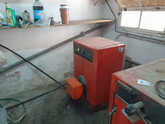 OPORTUNIDA GRAN CASA DE PUEBLO CON VIVIENDA UNIFAMILIAR Y NAV ES ANEXAS — 31