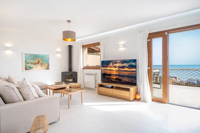 Casa con piscina en primera línea de mar en Cala Gamba — 11