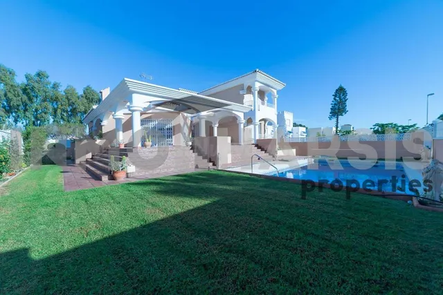 SE VENDE CHALET LUJO EN LAS MARINAS JUNTO CAMPO DE GOLF