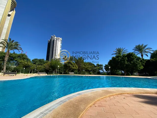 Piso de 4 dormitorios en el corazón de la Playa de Poniente, perfecto para ti y tu familia. — 16