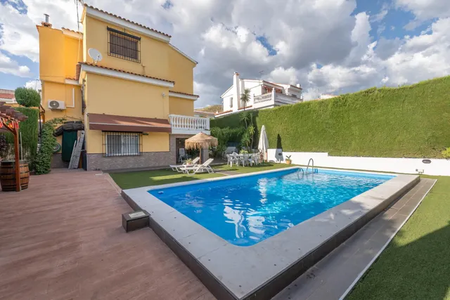 CHALET CON PISCINA Y JARDÍN A SOLO 10 MINUTOS DE GRANADA