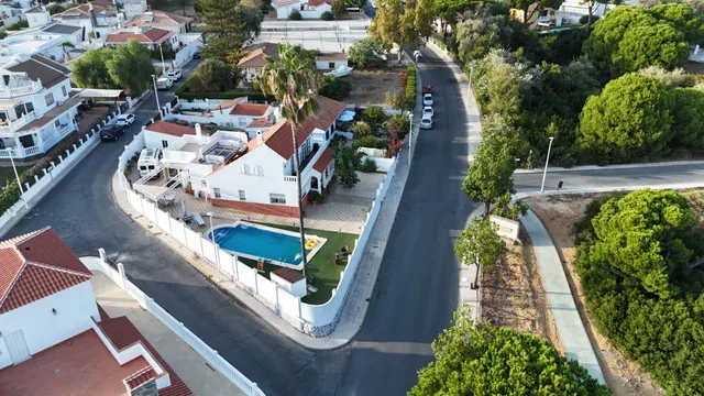 Chalet independiente de esquina con piscina y terraza con vistas al mar en El Rompido Cartaya, Huelva. — 38