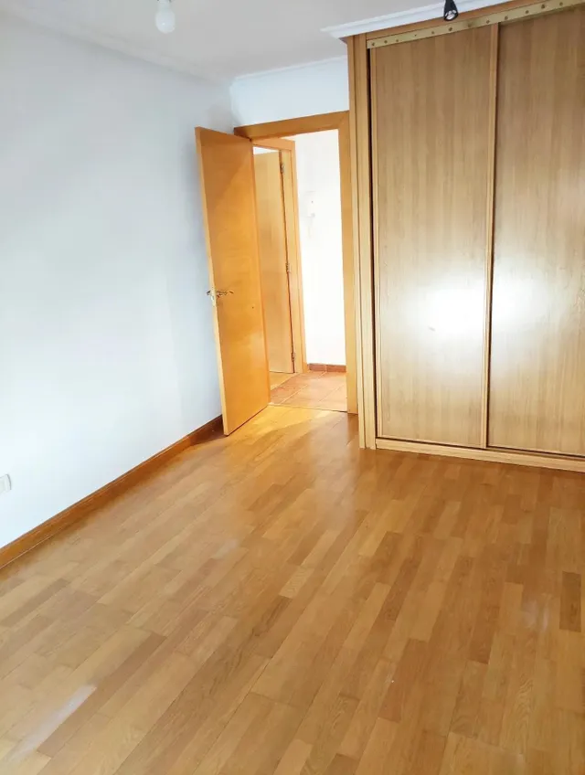 Se vende dúplex con terraza de 32 m2, cocina con despensa, salón con acceso a terraza, 3 hab., 2 baños, aseo, ascensor, trastero y plaza de garaje. — 11