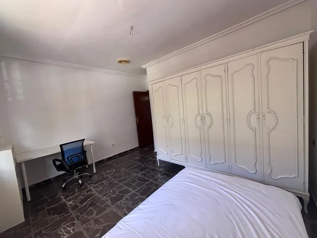 Piso para estudiantes muy luminoso de 3 dormitorios en la Alameda, Cartagena. — 28