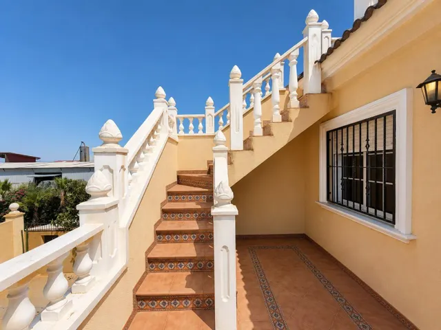 Villa independiente con piscina privada y 6 dormitorios junto a la Laguna Rosa de Torrevieja — 49