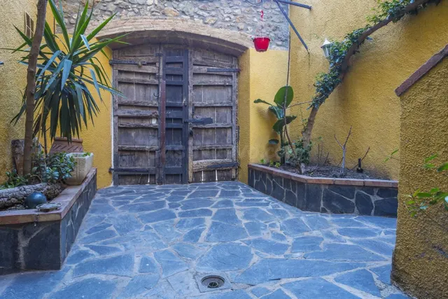 Casa de piedra en Vilajuiga, con local comercial de alta ren - foto 2