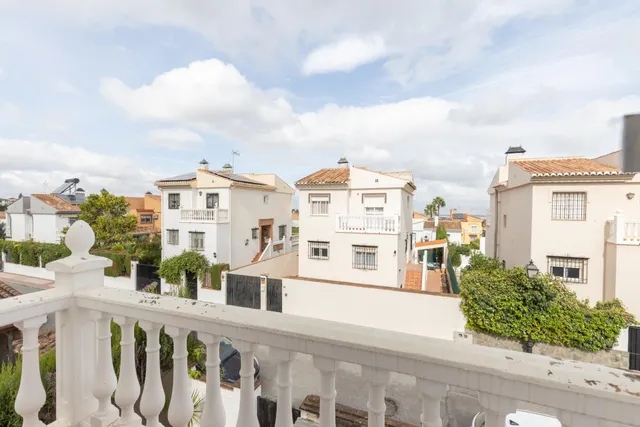 Casa independiente con piscina en La Zubia. — 29