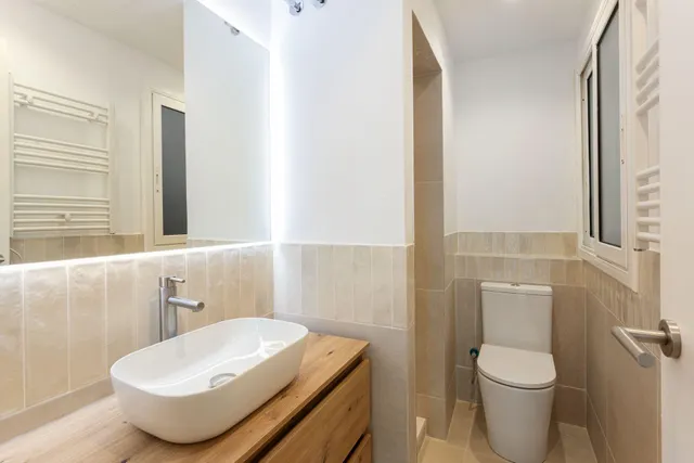 Piso reformado con 2 dormitorios y mobiliario a estrenar en el Raval, Barcelona — 17
