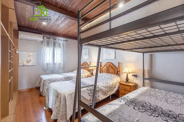 Chalet independiente con pozo propio y placas solares — 19