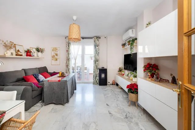 MARAVILLOSA CASA A POCOS MINUTOS DEL CENTRO DE LA ZUBIA - foto 2