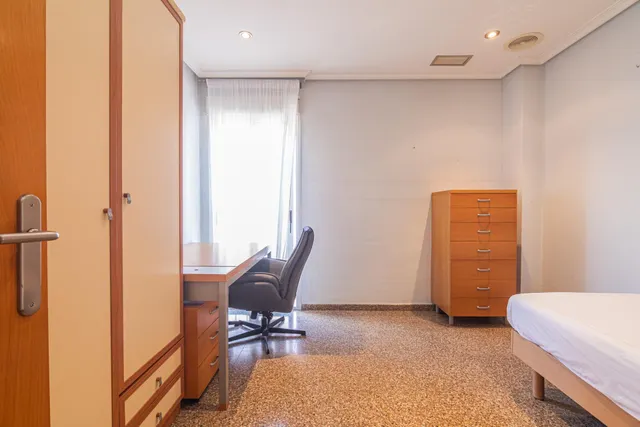Luminoso piso exterior a esquina de 90 m2 con balcón, garaje y vistas despejadas en avenida de Alicante (vpo) — 31