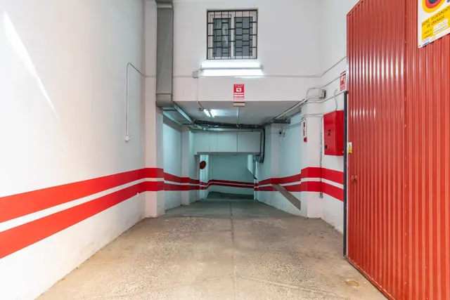 Amplia Plaza de Garaje Cerrada en Ubicación Estratégica — 8