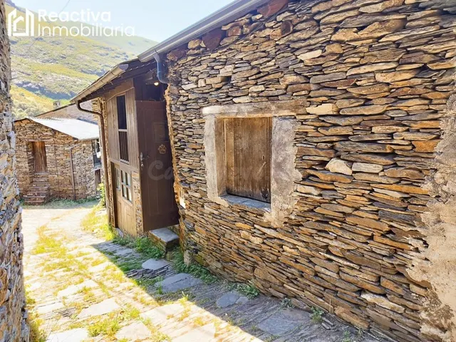 Casa de 2 dormitorios, reformada, en aldea gallega - foto 2