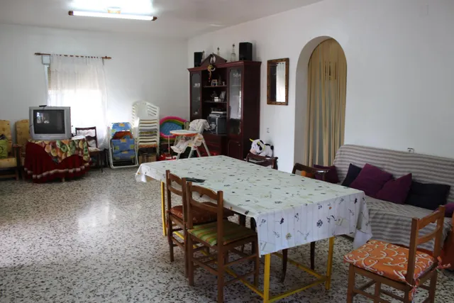 Te ofrecemos este chalet con casa de 200 metros cuadrados y 5.500 metros cuadrados de parcela! — 13