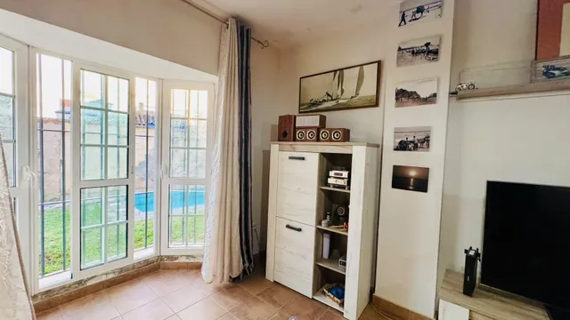 Chalet independiente con piscina, jardín y aparcamiento privado — 17