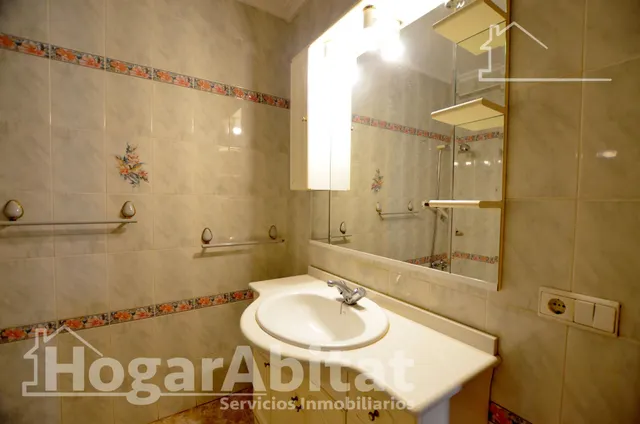 Alto, luminoso y exterior con balcón — 27