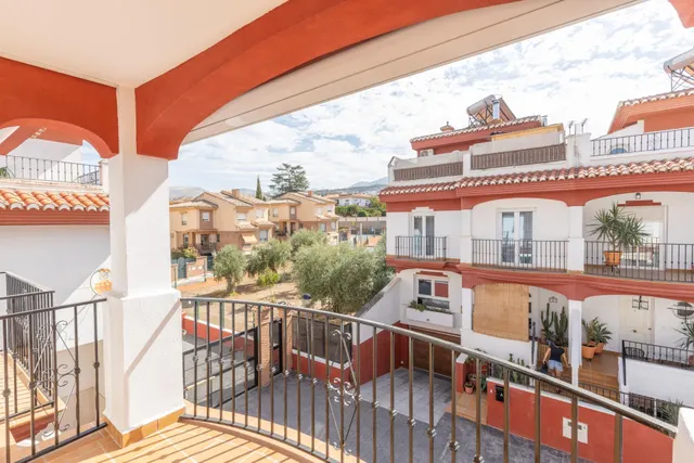 ADOSADA CON 4 DORMITORIOS, AMPLIAS TERRAZAS Y VISTAS A GRANADA Y SIERRA NEVADA — 27