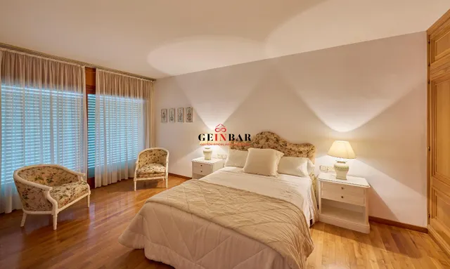 ESPETACULAR CASA EN ZONA EXCLUSIVA Y TRANQUILA CON JARDÍN — 28