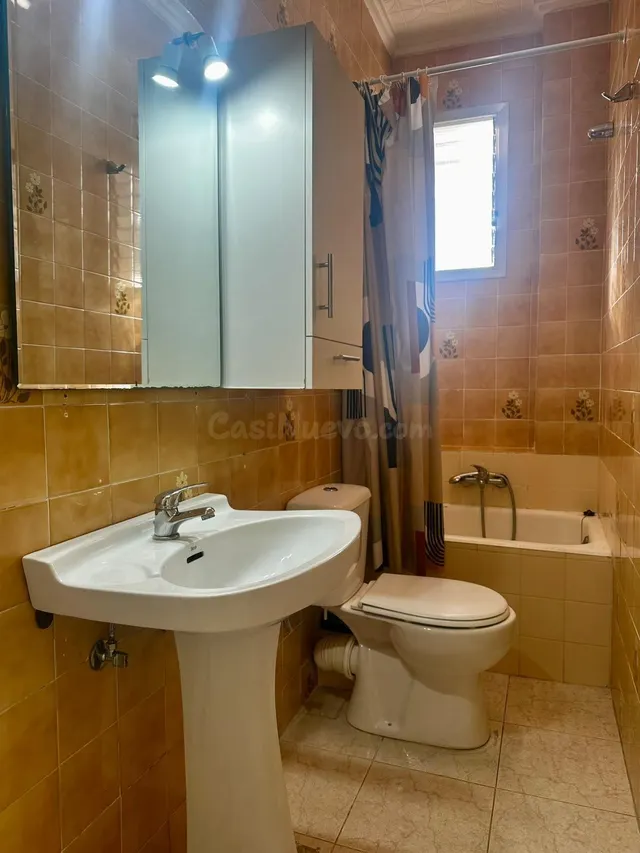 Oportunidad Única en València: Acogedor Piso de 3 habitaciones — 4