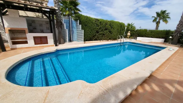 Chalet esquina de 3 Dormitorios y 3 Baños en parcela grande arreglada de 600m2 con piscina y garaje privado — 19