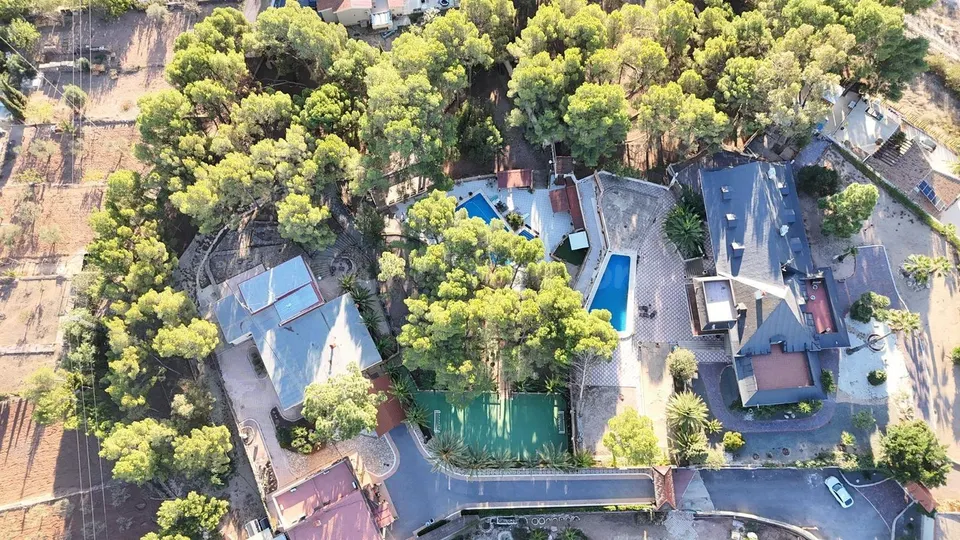 Casa de campo con gran almacén
