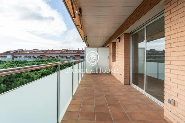 Dúplex con Jardín y piscina comunitaria en Gavá Mar - foto 2