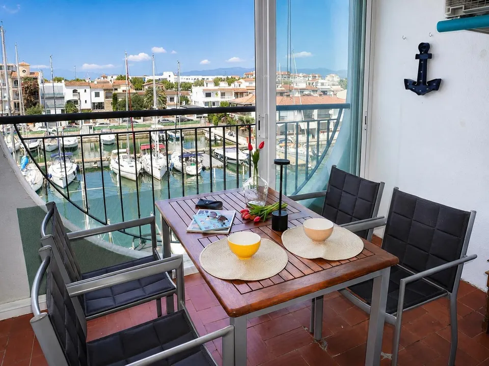 Apartamento con espectaculares vistas al canal, a 3 minutos de la playa de Empuriabrava