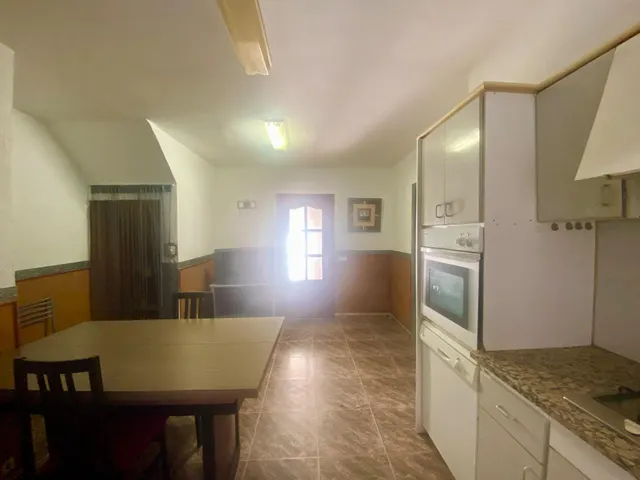 Gran casa de pueblo a dos calles en el centro — 8
