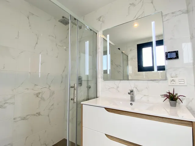 CHALET DE LUJO CON PISCINA, VISTAS AL MAR Y SOLÁRIUM PRIVADO — 10