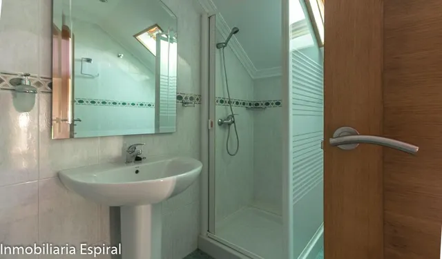 ¡Impresionante Chalet Familiar en Mogor, Marín! — 15