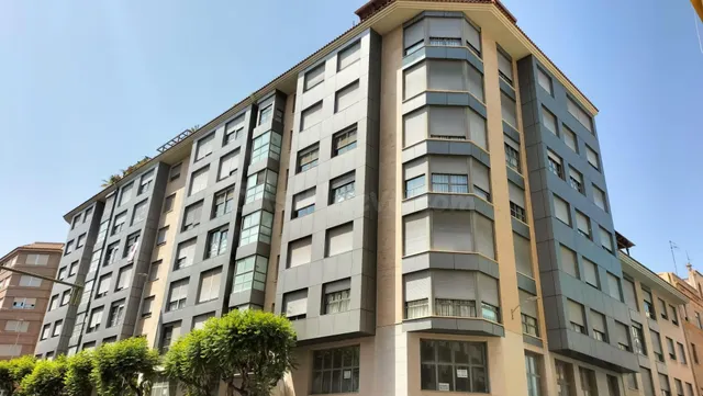Alquilo Local comercial en planta baja céntrica con fachada  - foto 2