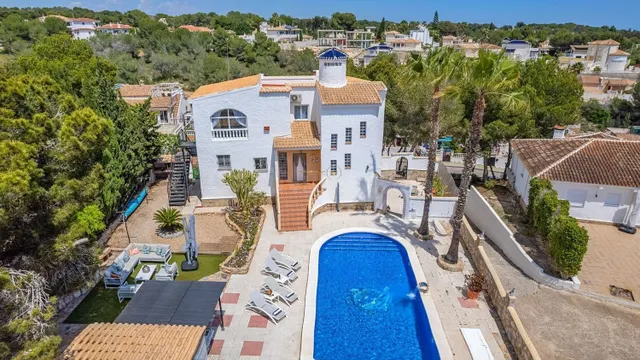 Villa independiente de lujo con gran piscina privada en parc