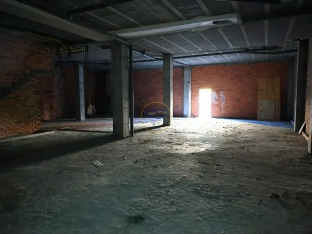 Local lóbrego en el entorno de Hispanidad — 28