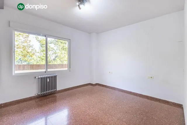 Piso con plaza de garaje cerrada junto a La Inmaculada, frente al río Genil. — 18