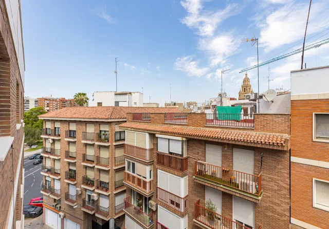 Vivienda muy luminosa en plaza Cruz Roja — 24