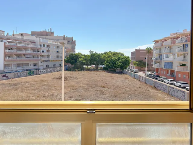OPORTUNIDAD! Fantástico apartamento reformado con confortable terraza y vistas despejadas (210 Mts playa) — 13