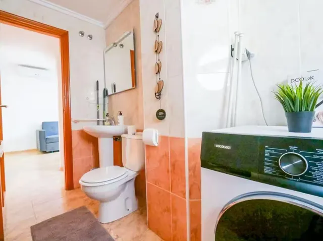Apartamento con balcón, Alicante, Torrevieja. 2 habitaciones, 51 m2, 700 metros del mar — 26