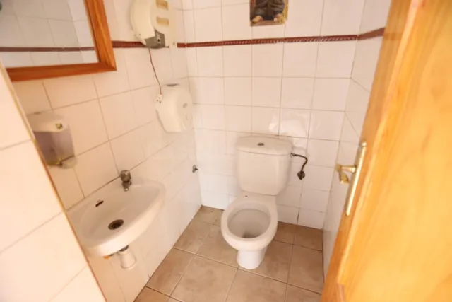 SE VENDE LOCAL COMERCIAL DE 43 m2 INSONORIZADO Y CON SALIDA  - foto 3