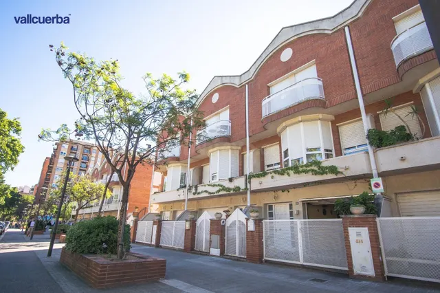 CASA ADOSADA EN PASEO MISERICORDIA