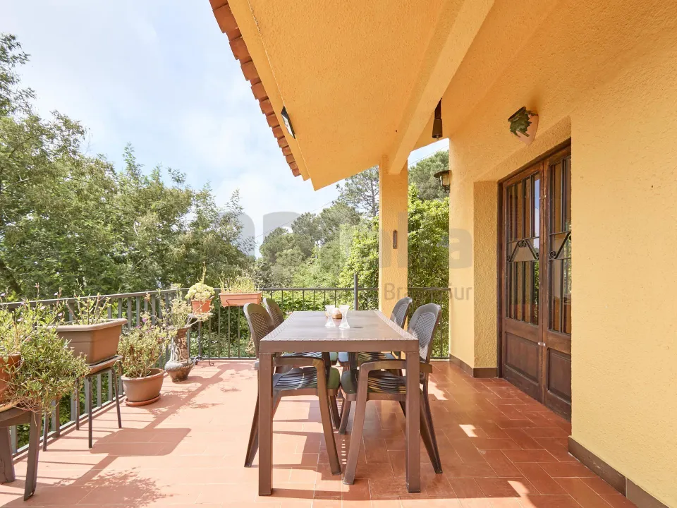 El encanto de Serra Brava: casa con jardín, terrazas y acceso independiente a la planta superior