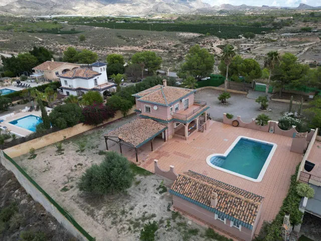 Espectacular chalet con piscina y gran jardín en Albatera — 6