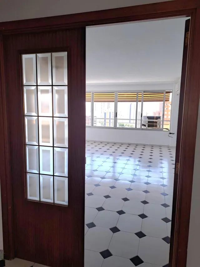 Amplio piso con 4 dormitorios y vistas al mar y Benidorm en zona Levante. — 12
