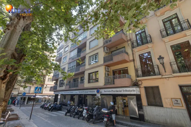 Piso en esquina con terraza y vistas a Plaza Mariana Pineda, Granada — 47