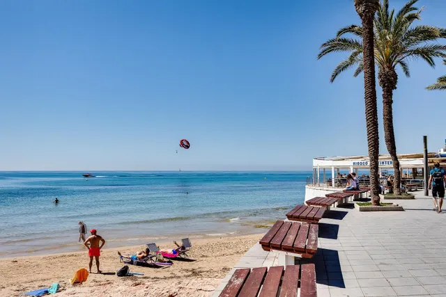 Apartamento de 2 dormitorios con piscina comunitaria en Torrevieja — 48