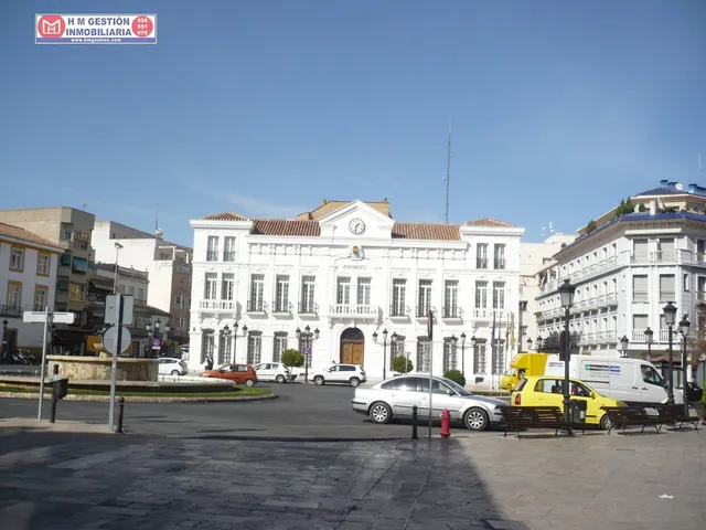 GARAJE CERRADO PARA DOS COCHES JUNTO A PLAZA DE ESPAÑA