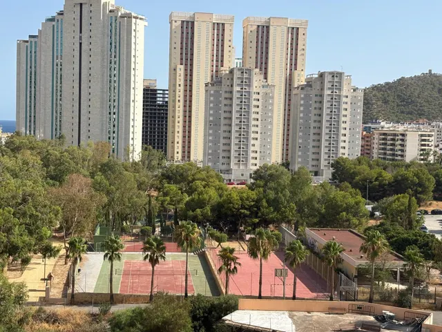 Vistas al mar, piscinas comunitarias y pistas de tenis.amueblado. — 4