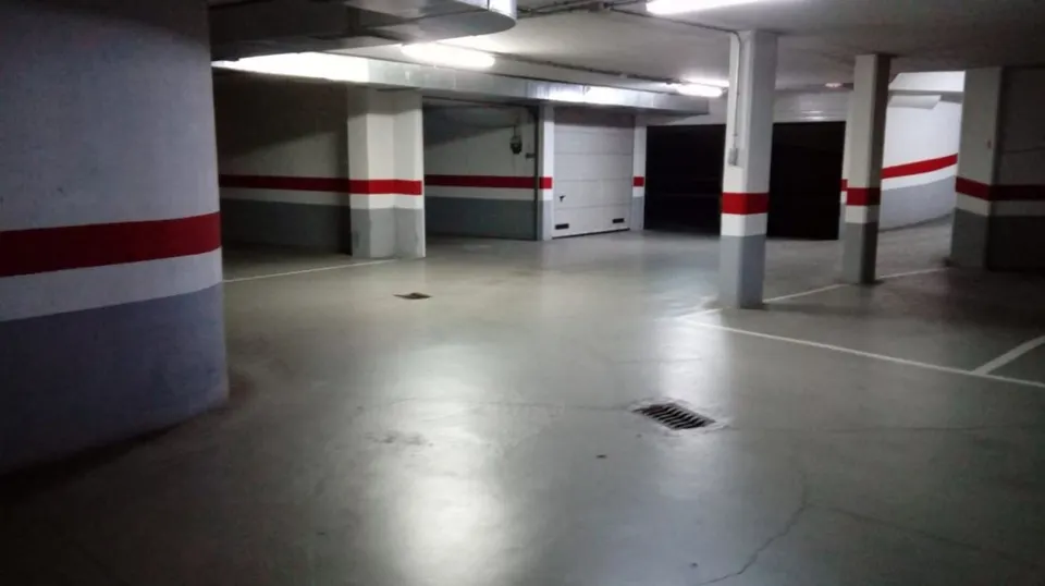 Urbis te ofrece una plaza de garaje en venta en el Centro.