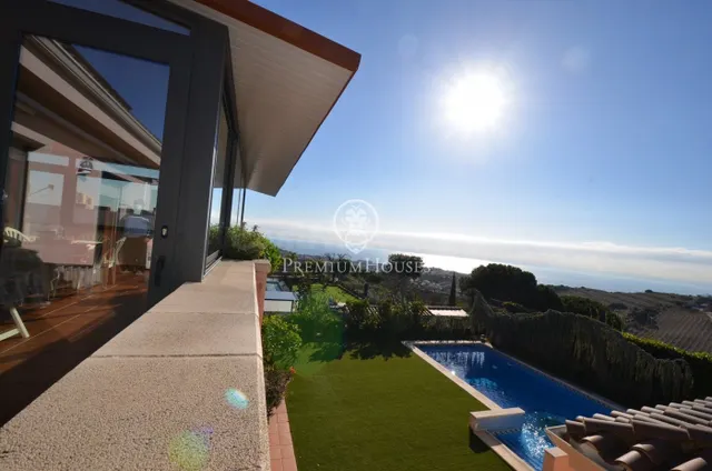 Casa con piscina en venta con vistas espectaculares en Alell - foto 2