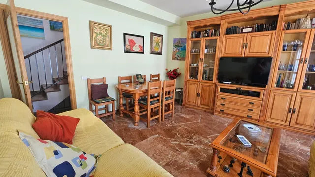 Adosado con vistas al Castillo y piscina comunitaria — 11