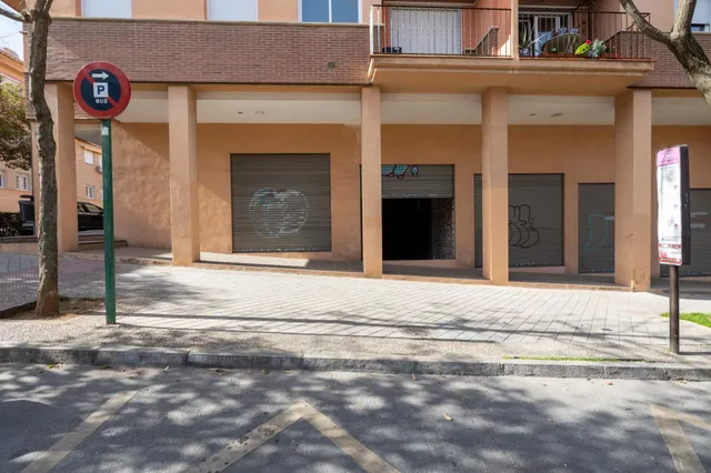 !!ESPECTACULAR LOCAL EN ALQUILER CON MUCHA VISIBILIDAD EN ESQUINA!!! — 3
